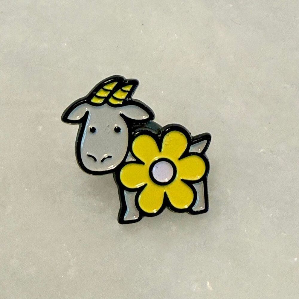 NWT Beekman 1802 Bloom Iconic Goaty With Daisy Flower Lapel Pin Yellow